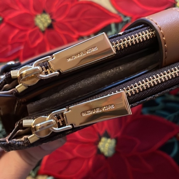 Brand New Michael Kors Phone Case Wristlet Zip Pockets Wallet Brown Gold Stars - Picture 8 of 15